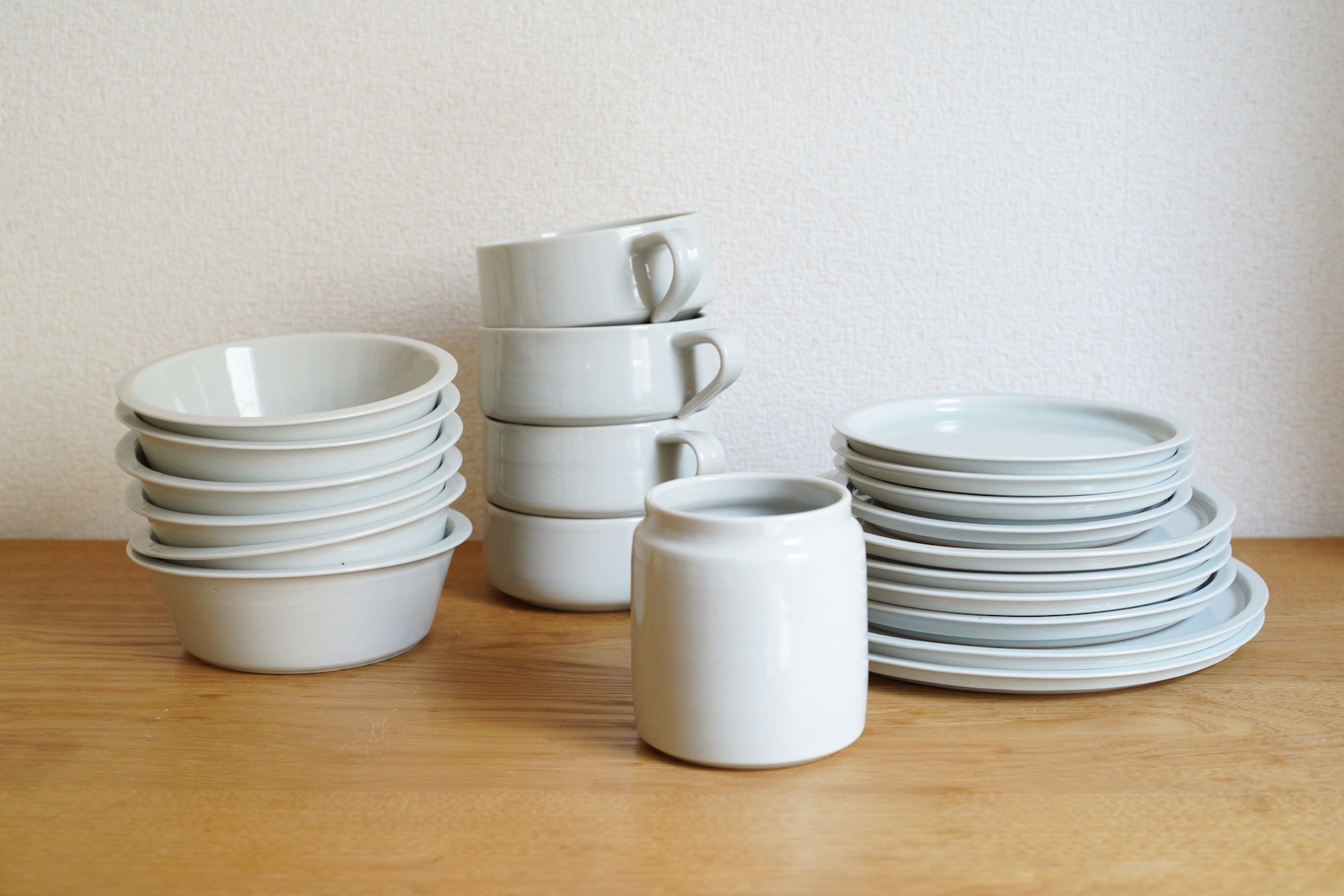 毎日ついつい手に取ってしまう、こいずみみゆきさんの「半磁器」の器が入荷しました。
