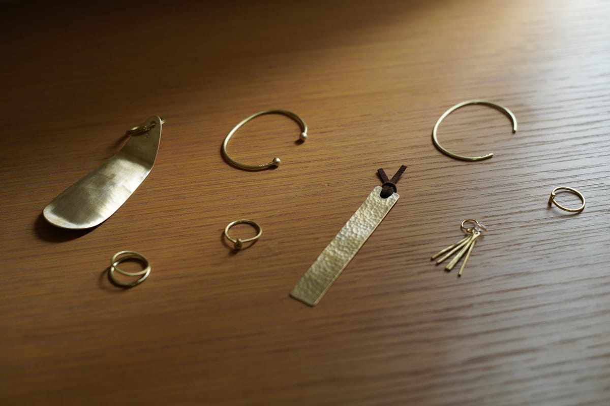 金槌で打ち仕上げる真鍮の装身具、UNO DAISAKUの作品が入荷しました。